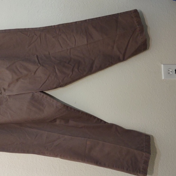 USED DOCKERS SIZE W40 L29 RELAXED FIT HAS BLEACH STAIN AS SEEN IN PHOTOS - Picture 5 of 9
